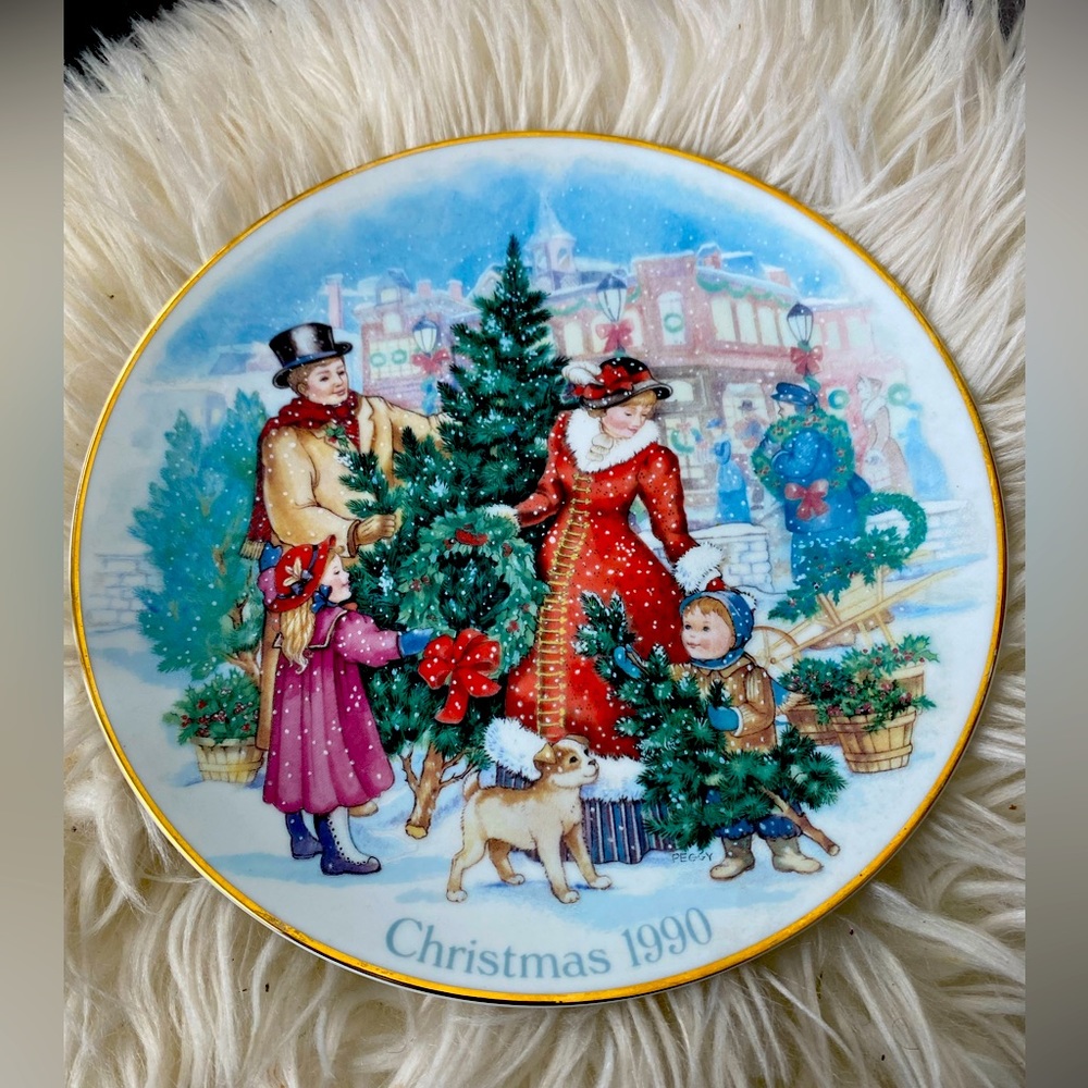 Vintage AVON 1990 Bringing Christmas Home Porcelain With 22K Gold Trim Pre Owned